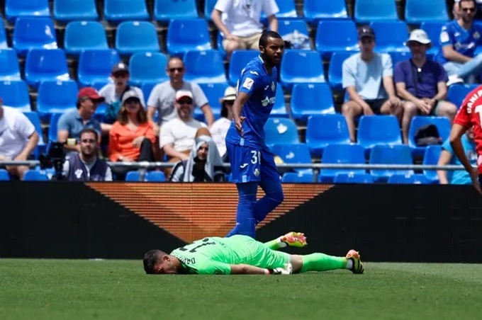 Thủ môn David Soria bất tỉnh tại chỗ sau pha va chạm mạnh với cầu thủ đối phương