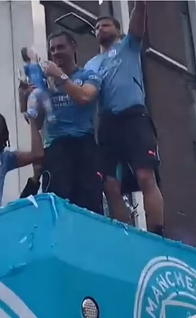 Jack Grealish hai lần suýt rơi khỏi xe buýt trong lễ diễu hành của Man City