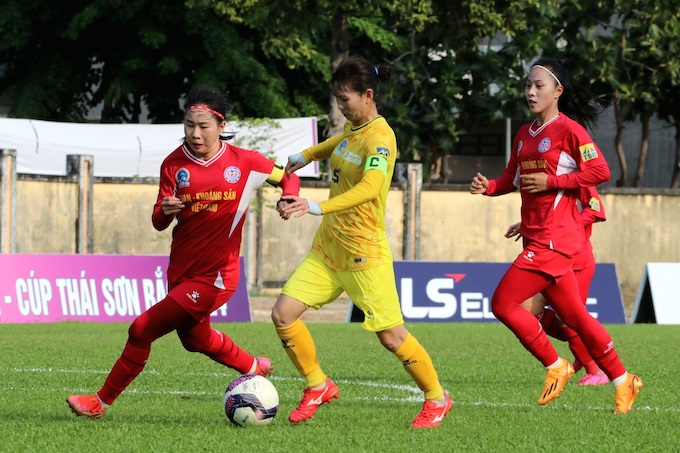 Đội trưởng Thuỳ Trang (áo vàng) trong vòng vây của các cô gái Than KSVN. Ảnh: CTV