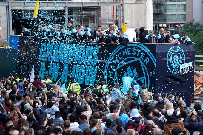 Pep diễu hành ăn mừng chức vô địch Premier League cùng Man City