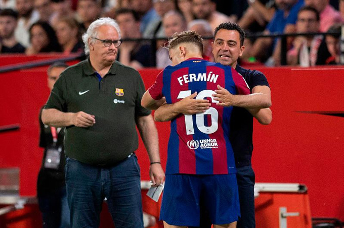 Fermin Lopez ôm Xavi sau khi ghi bàn ở trận Sevilla vs Barca