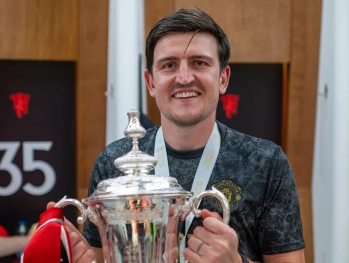 Maguire ăn mừng chức vô địch cúp FA cùng MU