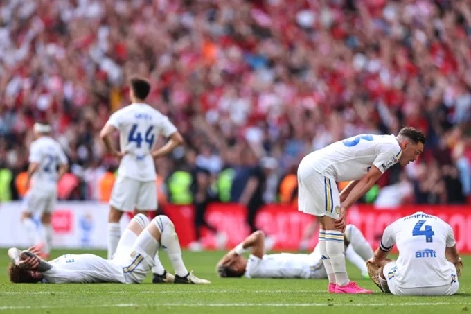 Các cầu thủ Leeds buồn bã sau trận thua Southampton