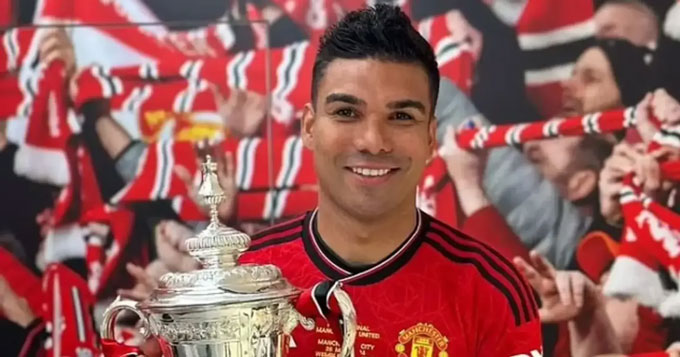 Casemiro ăn mừng chức vô địch FA Cup của MU