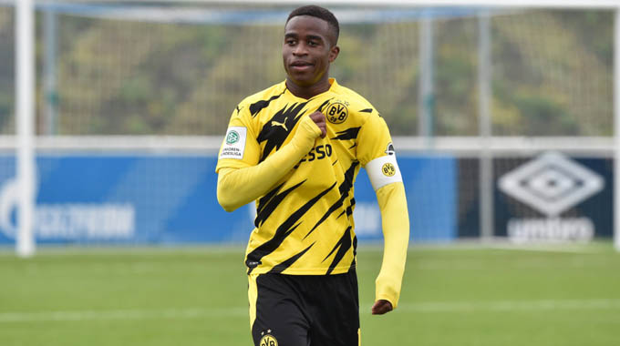 5. Youssoufa Moukoko – 4 bàn: Moukoko đã khẳng định được tên tuổi của mình từ lâu dù mới chỉ  19 tuổi. Tiền đạo người Đức đã chơi rất tốt cho Borussia Dortmund vào cuối mùa giải, ghi 4 bàn sau 14 trận kể từ đầu năm.