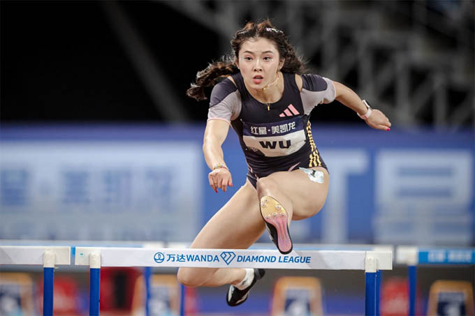 Wu bắt đầu sự nghiệp chạy vượt rào ở Nội Giang (Tứ Xuyên) trước khi chuyển đến Đại học Thể thao Bắc Kinh. Năm 2016, Wu về thứ ba tại Giải vô địch điền kinh quốc gia khi đại diện cho đội Tứ Xuyên. Cô cũng giành HCĐ tại Đại hội thể thao toàn quốc ở Thiên Tân.