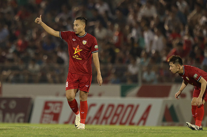 Quang Nam trở thành người hùng với bàn thắng duy nhất mang về chiến thắng cho Hà Tĩnh - Ảnh: Đức Cường 