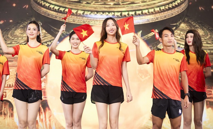 Nhà vô địch SEA Games Hoàng Nguyên Thanh khá lạc lõng bên những người đẹp đại sứ của giải. Ảnh: BTC