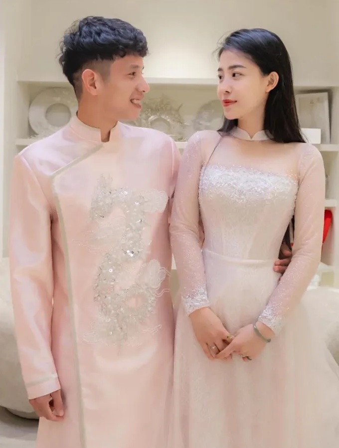 Vợ chồng Hồng Duy - Kim Oanh rạng rỡ hạnh phúc. Ảnh: FBNV