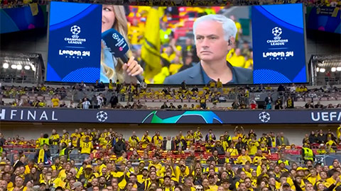 Fan Dortmund la ó khi HLV Mourinho xuất hiện trên sân