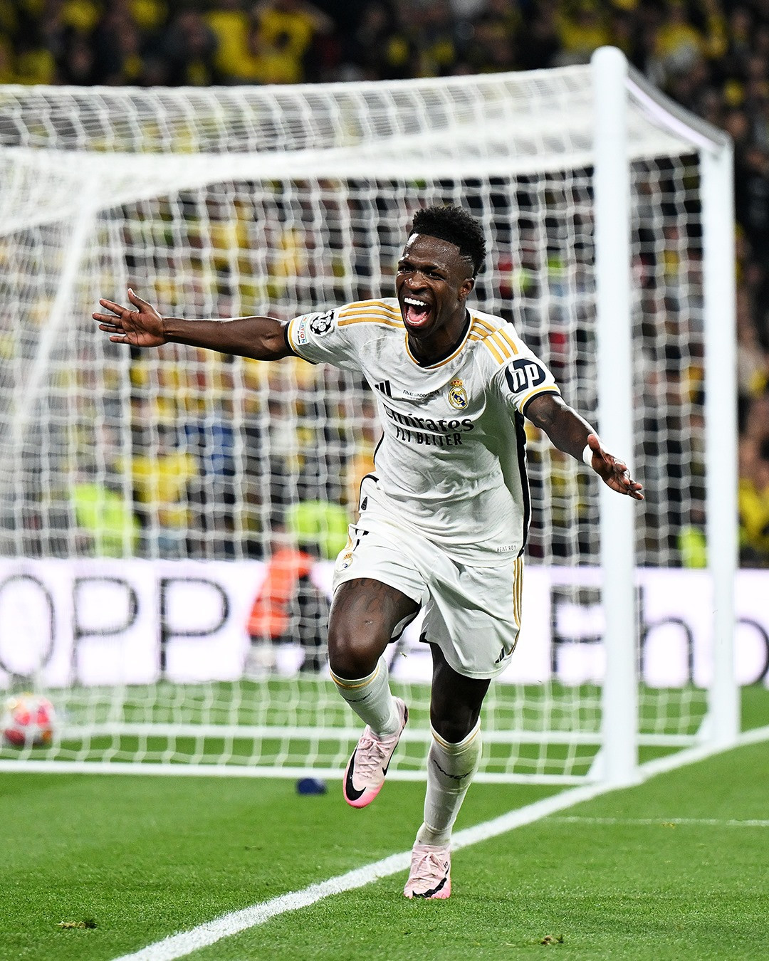 Vinicius ăn mừng sau khi giúp Real ấn định thắng lợi 2-0 trước Dortmund