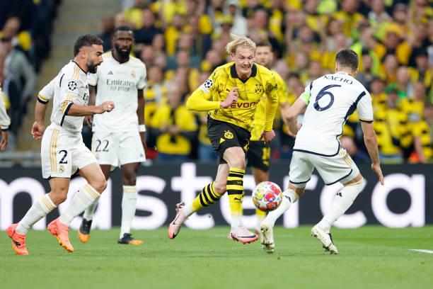 Bị đánh giá thấp hơn nhưng Dortmund lại nhập cuộc rất hưng phấn. Họ liên tiếp gây ra khó khăn cho hàng thủ Real Madrid. Tuy nhiên, các chân sút của Dortmund đều phung phí