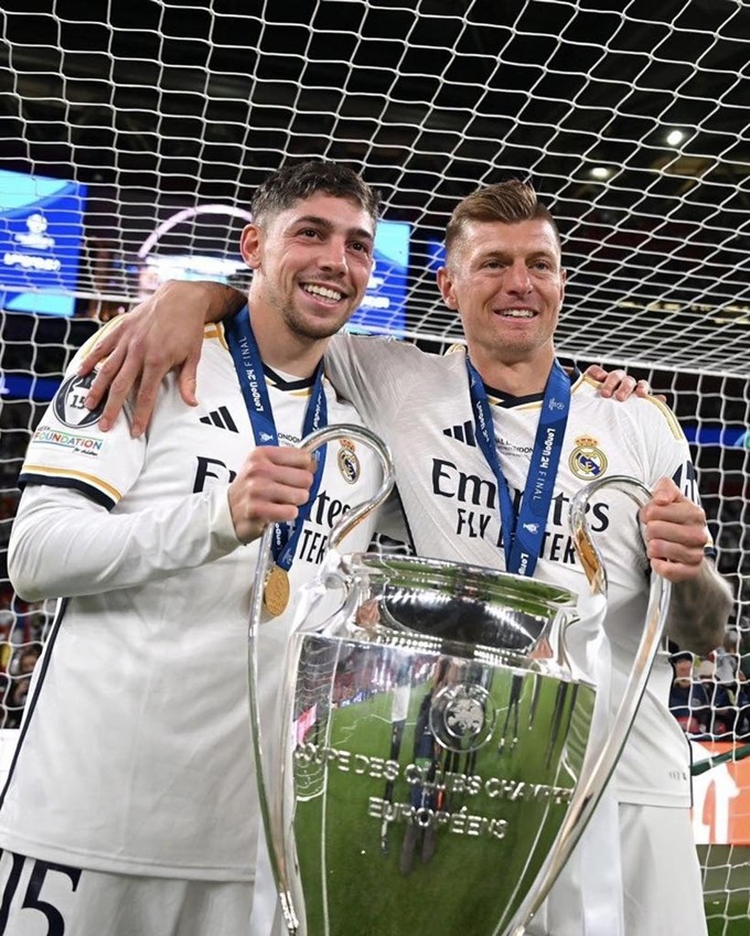 Valverde và Kroos nâng cúp vô địch Champions League 2024
