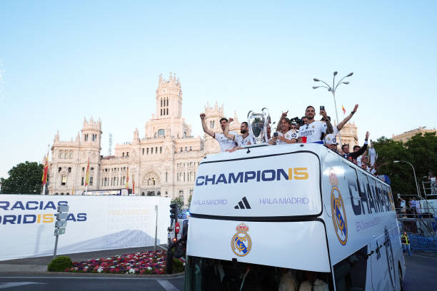 Real đã tổ chức lễ diễu hành ăn mừng chức vô địch Champions League. 630.000 người đã nhuộm trắng Madrid để ăn mừng chiến tích của thầy trò Carlo Ancelotti