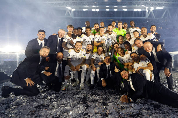 Sau cùng, Ancelotti và các cầu thủ đi 1 vòng sân để cảm ơn CĐV, kết thúc mùa giải của Real Madrid