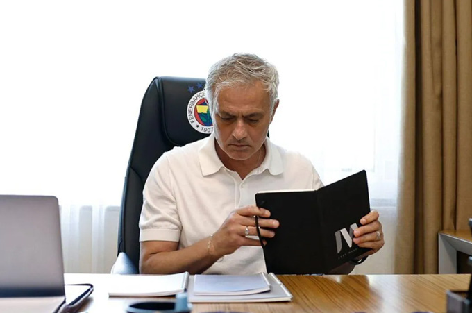 Mourinho xắn tay vào làm việc tại Fenerbahce