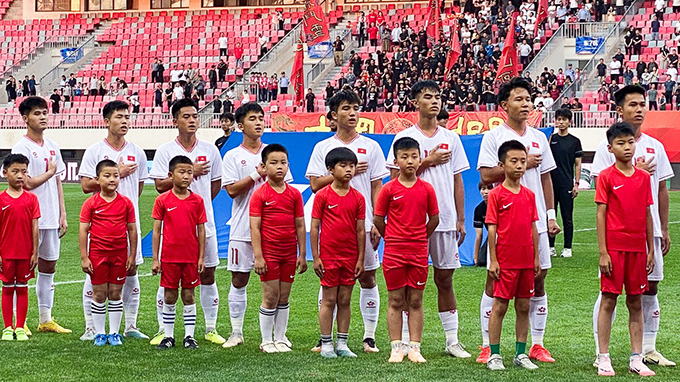U19 Việt Nam hát quốc ca trước trận