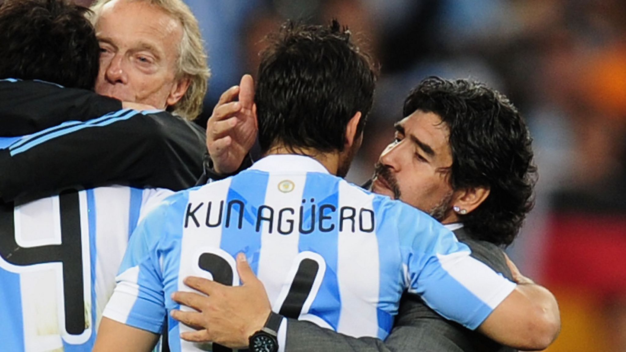 Nhiều người cho rằng nhờ làm "Chạn vương" của Maradona nên Aguero được lên tuyển Argentina và thăng tiến trong bóng đá