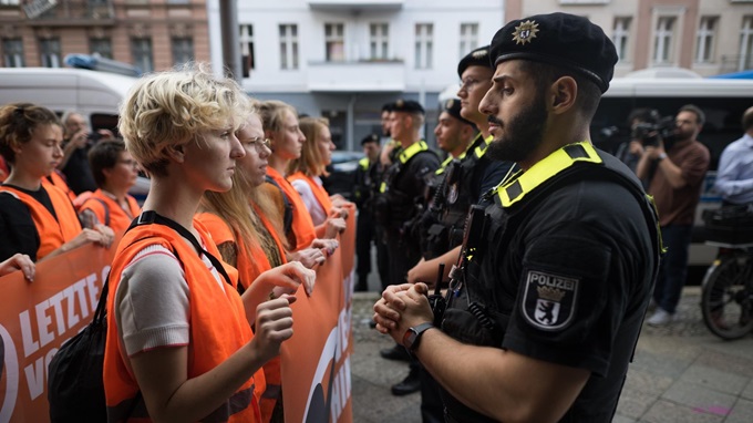 Nhóm “Letze Generation” đối đầu với cảnh sát Đức