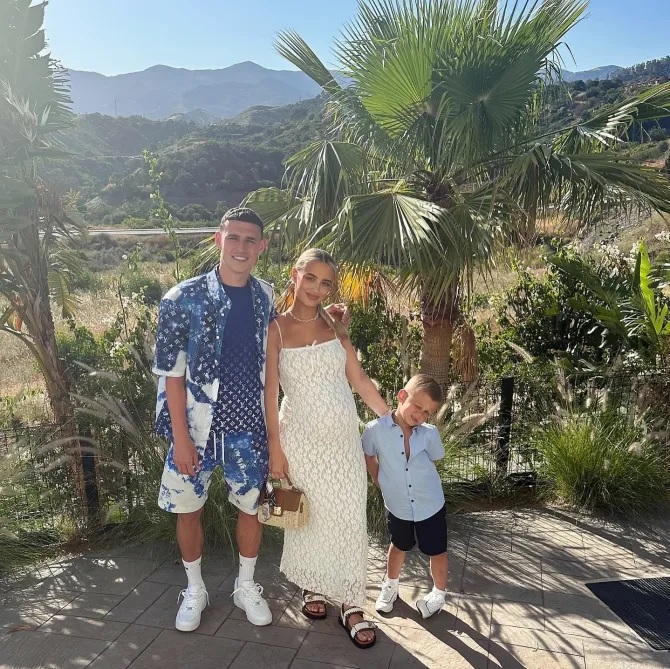 Foden đi nghỉ mát cùng bạn gái Rebecca và các con