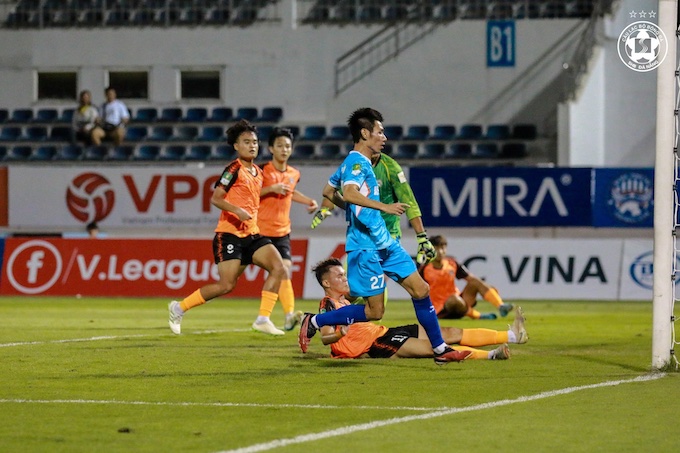 Quách Tân (Đà Nẵng, áo xanh) ghi bàn trong trận thắng BRVT. Ảnh: Quốc An