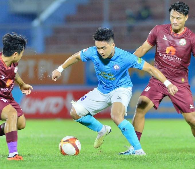 Khánh Hoà (áo xanh) ở trận thua Bình Định trên sân nhà. Ảnh: Quôc An
