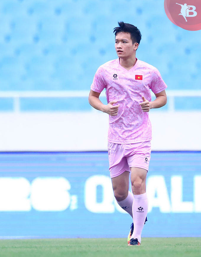 Người hâm mộ hy vọng Hoàng Đức sẽ trở về vị trí tiền vệ trung tâm sở trường. Trước đó dưới thời HLV Troussier, Hoàng Đức đá tiền đạo ảo