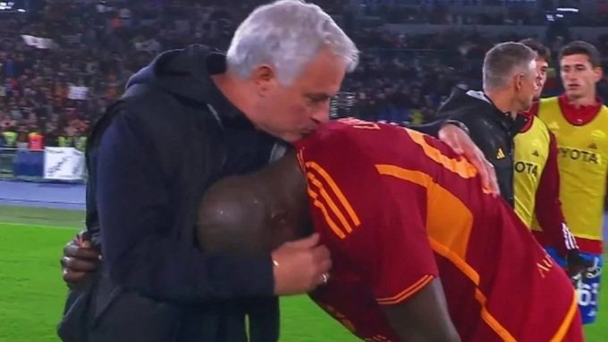 HLV Mourinho từng dẫn dắt Lukuku tại AS Roma