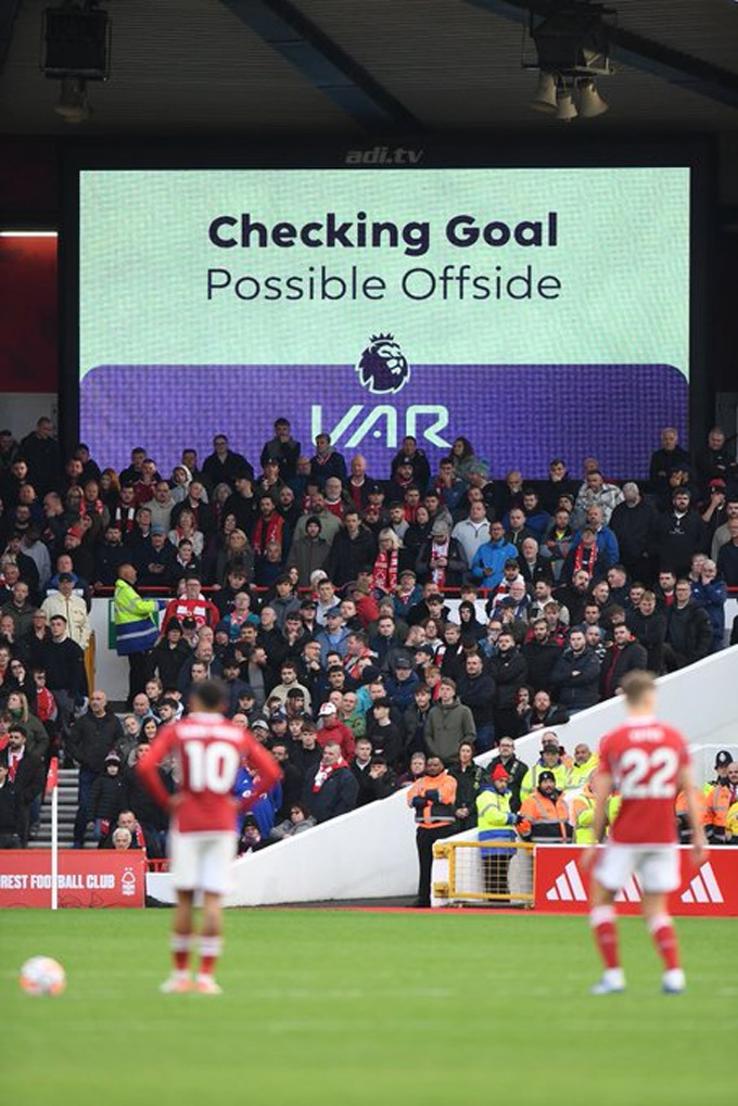 Các CLB Premier League bỏ phiếu sử dụng VAR ở mùa tới
