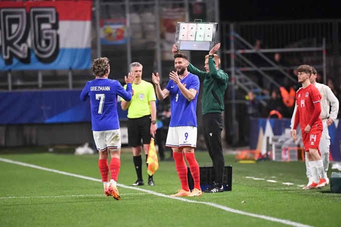 Giroud lập kỷ lục đặc biệt khi vào thay Griezmann ở trận gặp Luxembourg