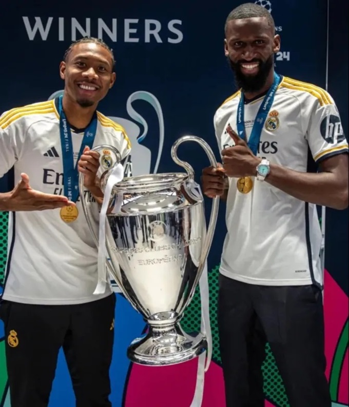 Rudiger cầm cúp Champions League trong khi đeo chiếc đồng hồ siêu xa xỉ