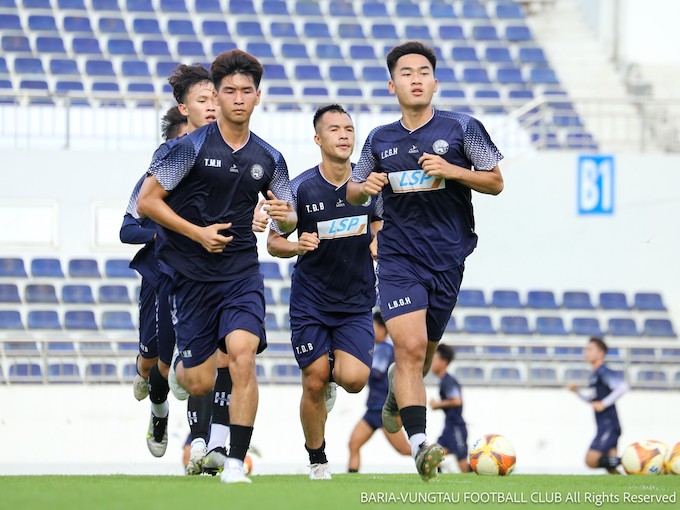 Các cầu thủ Bà Rịa Vũng Tàu vẫn đang tập luyện chuẩn bị cho 2 vòng cuối mùa giải 2023/24. Ảnh: FBNV