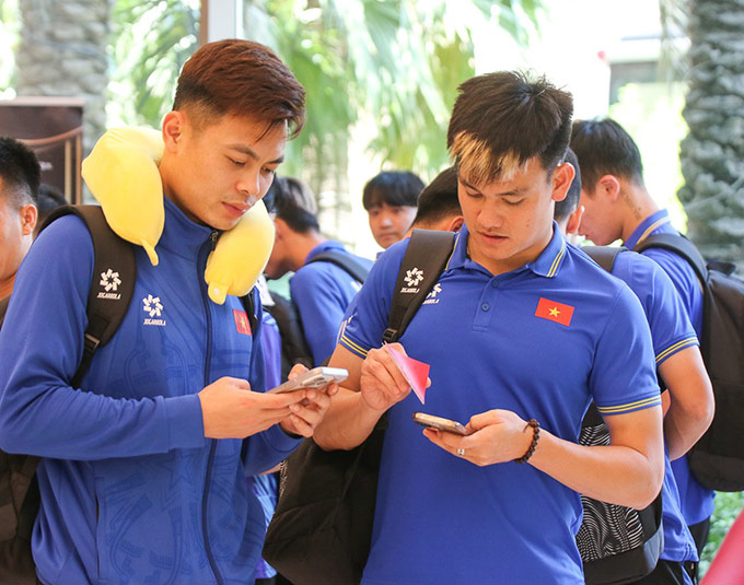 Các cầu thủ Việt Nam làm thủ tục check-in khách sạn