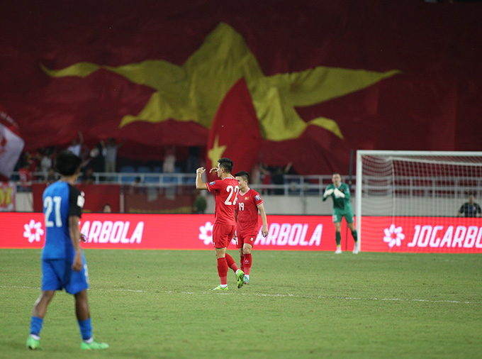 Các cầu thủ Việt Nam nhận được sự ủng hộ từ giới mộ điệu - Ảnh: Đức Cường