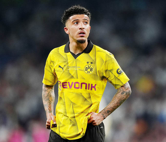 1. Jadon Sancho: Nếu Erik ten Hag vẫn dẫn dắt MU ở mùa giải 2024/25, tương lai của Sancho tại câu lạc bộ sẽ rất khó được đảm bảo. Mourinho đã khen ngợi cầu thủ chạy cánh này trong trận chung kết Champions League 2023/24. Nhưng các cuộc đàm phán để đưa anh ấy đến Fenerbahce sẽ rất căng thẳng, trước sự săn đón của nhiều CLB lớn ở châu Âu. Có thông tin cho rằng Dortmund sẽ không thể mua đứt Sancho ở giai đoạn này và chỉ muốn một hợp đồng mượn. Do đó, bây giờ người ta cần là độ chịu chơi của Fenerbahce trong thương vụ này lớn tới mức nào.