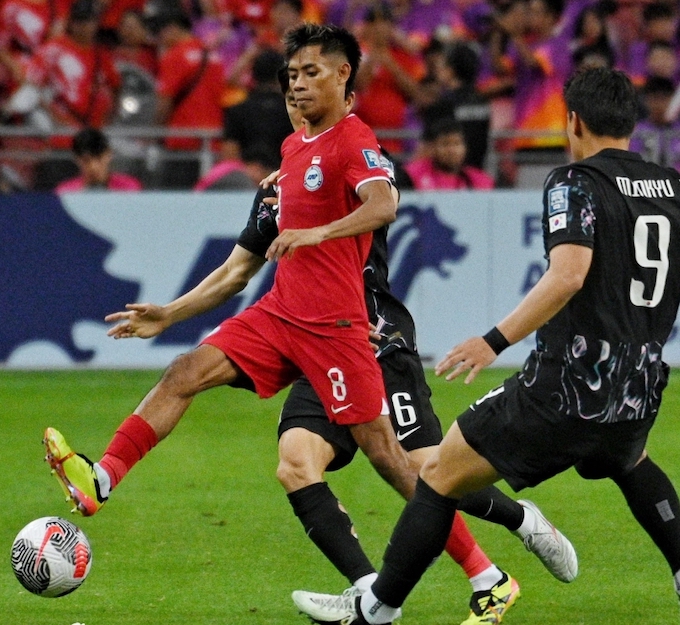 Singapore (áo đỏ) đã thua đậm Hàn Quốc với tỷ số 0-7