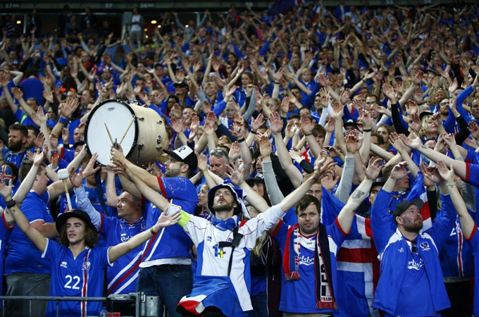 Các fan Iceland và kiểu ăn mừng Viking nổi tiếng