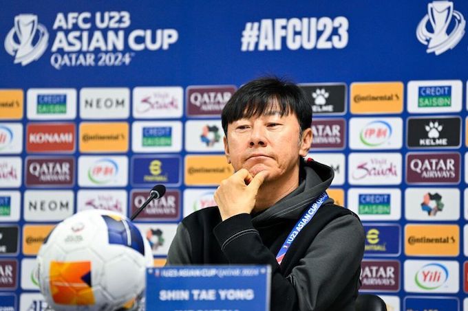 HLV Shin Tae Yong tại cuộc họp báo sau trận thắng Philippines 