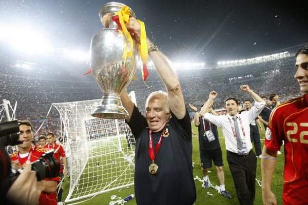 Trong lúc ăn mừng chức vô địch EURO 2008, HLV Luis Aragones đã rơi mất hàm răng giả