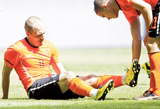 Arjen Robben chấn thương khiến bác sĩ của Bayern và ĐT Hà Lan tranh cãi kịch liệt