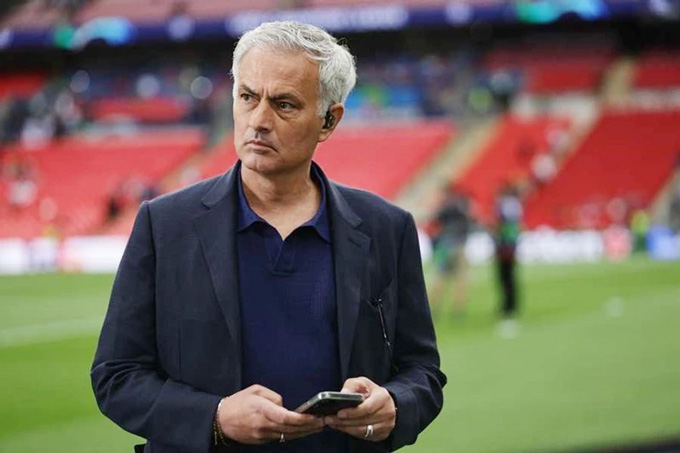 Mourinho vừa nhận lời dẫn dắt Fenerbahce và vẫn thường xuyên tham gia bình luận bóng đá