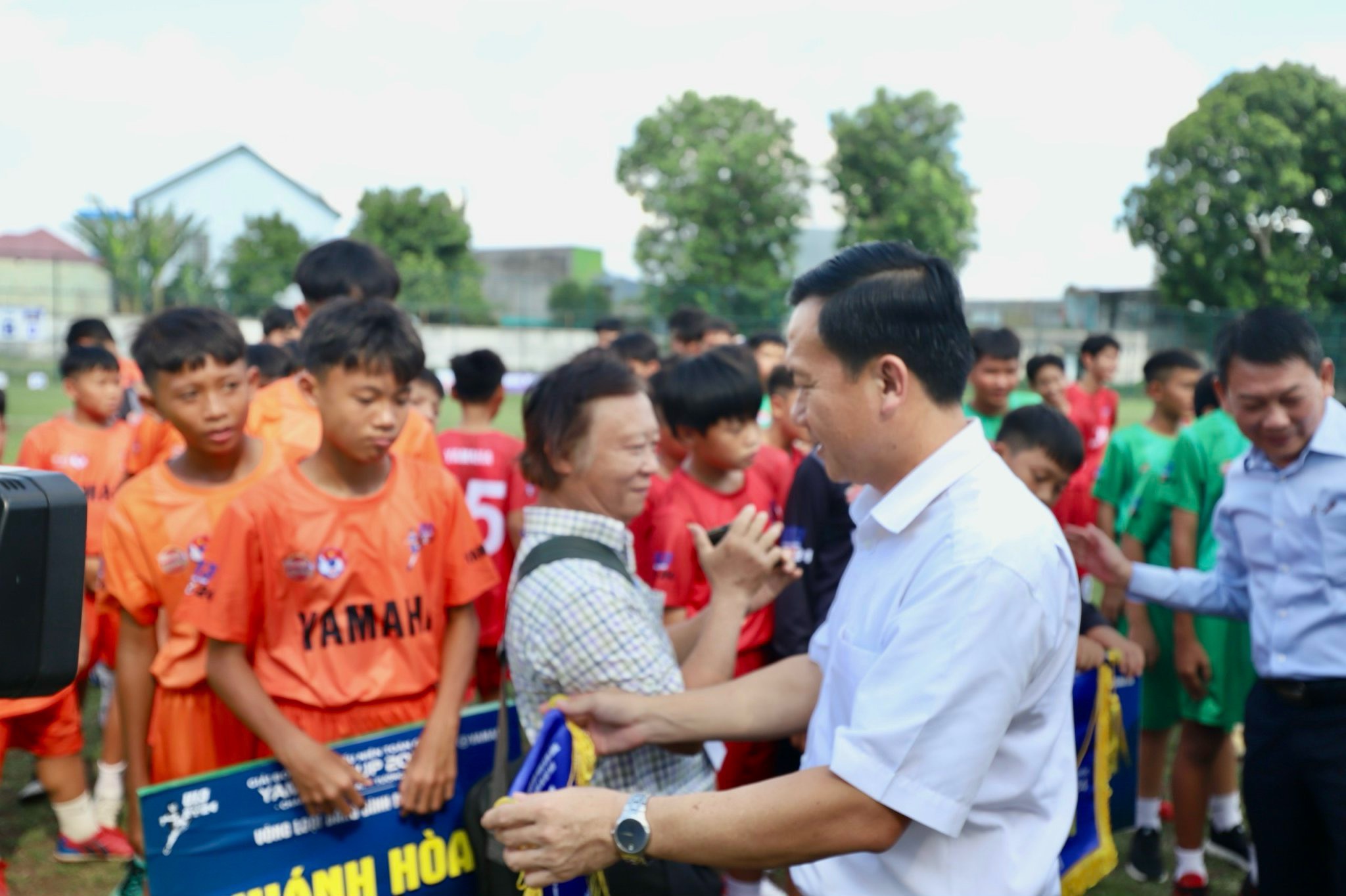 Ông Bùi Hữu Toàn – Giám đốc Sở Văn hóa Thể thao và Du lịch tỉnh Bình Dương tặng Cờ lưu niệm cho các đội.