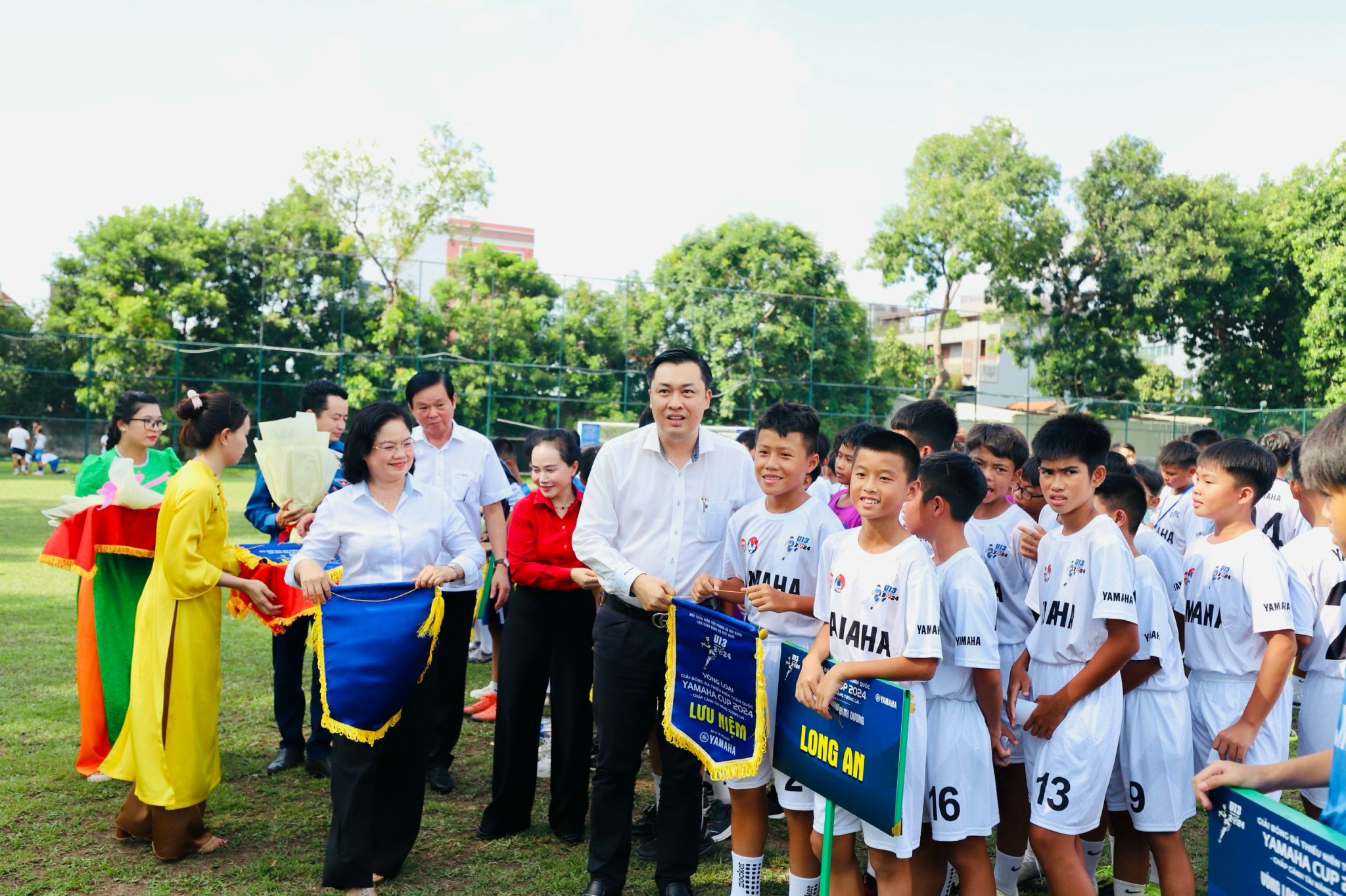 Ông Cao Văn Chóng – Phó Giám đốc Sở Văn hóa, Thể thao và Du lịch tỉnh Bình Dương, Trưởng ban tổ chức vòng bảng tại Bình Dương tặng Cờ lưu niệm cho các đội về tham dự Giải.