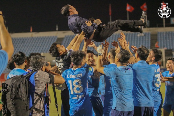 Niềm vui của thầy trò HLV Trương Việt Hoàng khi vô địch trước 3 vòng đấu. Ảnh: FBNV