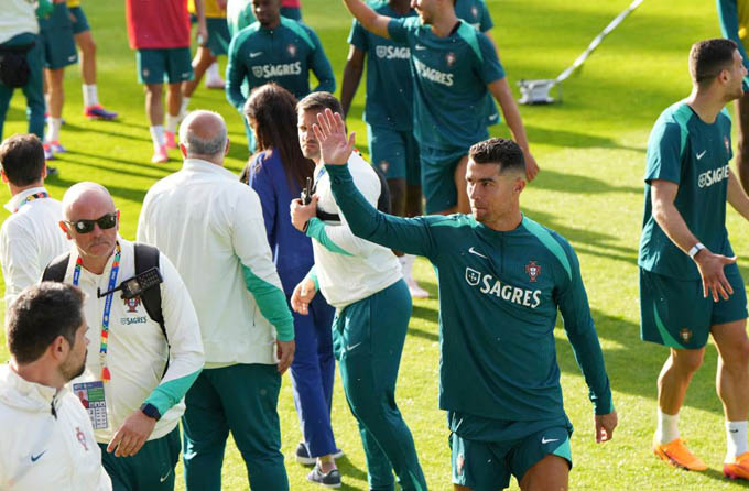 Không chỉ vậy, một nhóm CĐV quá khích lao vào sân và làm gián đoạn buổi tập mở chuẩn bị cho EURO 2024 của ĐT Bồ Đào Nha.