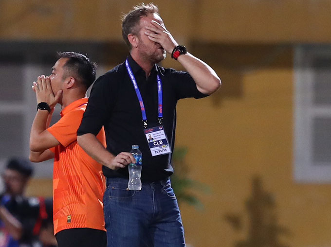 HLV Polking thua 2 trận liên tiếp với đội bóng mới - Ảnh: Minh Tuấn 