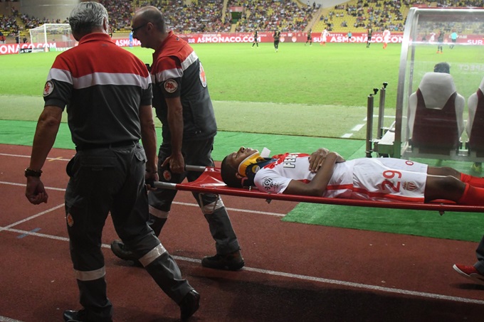 Mbappe dính chấn thương nghiêm trọng ở đầu trong trận Monaco hòa Guingamp 2-2 vào ngày 12/8/2016