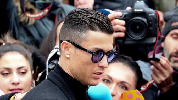  Cristiano Ronaldo không ngừng làm giàu