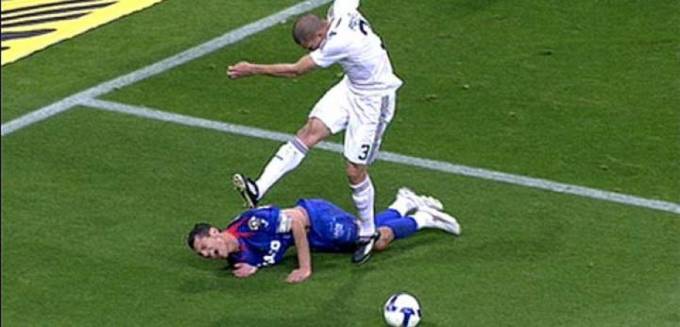 Pepe đá thẳng vào lưng Casquero