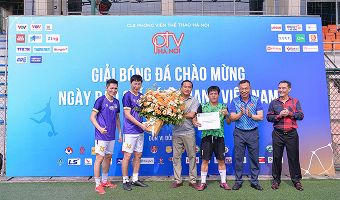 Lãnh đạo VFF và HLV Kim Sang Sik đến chúc mừng giải PTV Cup 2024 